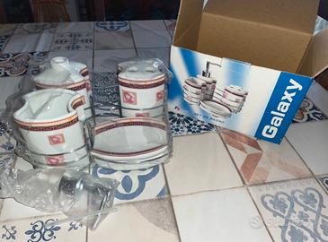 Set da bagno confezionato dai colori rosa e bianco