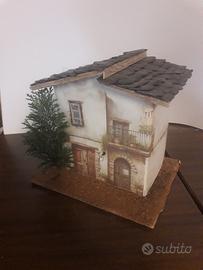 Casetta presepe con luci colorate