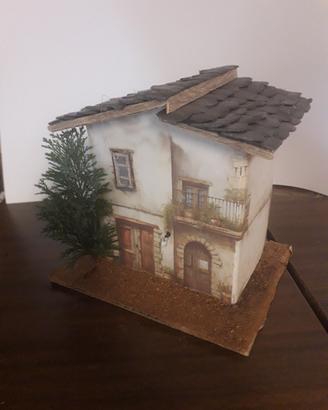 Casetta presepe con luci colorate