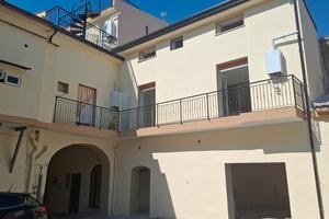 Appartamento su due livelli con box e posto auto