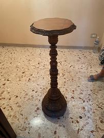 Colonnina in legno scolpito