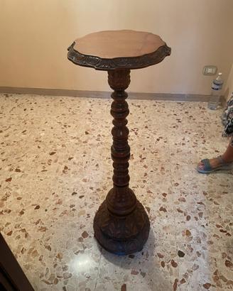 Colonnina in legno scolpito