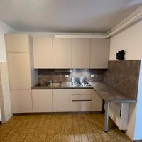 Cucina con elettrodomestici