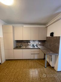 Cucina con elettrodomestici