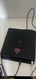 PLAYSTATION 4 + CONTROLLER