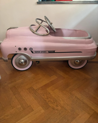 Macchina vintage a pedali 
