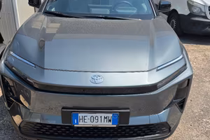nuova Toyota chr + elettrica 
