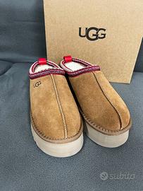 Stivali da neve e sandali UGG, taglia 36