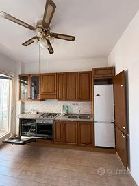 Cucina con elettrodomestici
