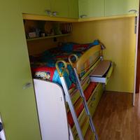 letto superiore con spondina e 2 scrivanie