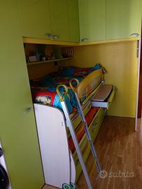 letto superiore con spondina e 2 scrivanie