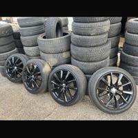 Si vede cerchi e gomme  225/45ZR19 96W Renault