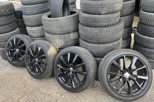 Si vede cerchi e gomme  225/45ZR19 96W Renault