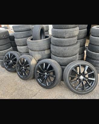 Si vede cerchi e gomme  225/45ZR19 96W Renault