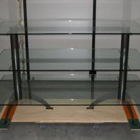 Tavolo espositore in cristallo a tre ripiani 