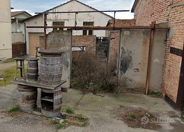 Edificio uso garage/deposito con tetto da rifare