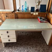 Scrivania da ufficio con cassetti