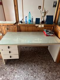 Scrivania da ufficio con cassetti