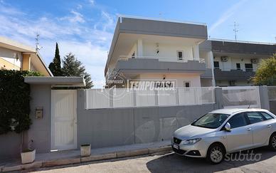 BARI LOSETO - ELEGANTE VILLA SU 3 LIVELLI CON GIAR