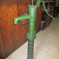 Antica pompa a mano da giardino o come arredamento