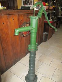 Antica pompa a mano da giardino o come arredamento