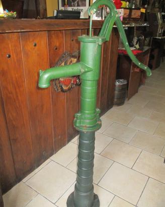 Antica pompa a mano da giardino o come arredamento