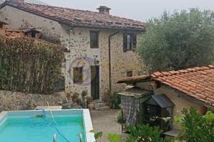 Rustico / Casale di 260 m² con più di 5 locali e b