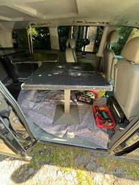 Tavolo con base in ferro esterno