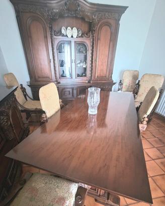 Tavolo, sei poltrone e  credenza stile classico