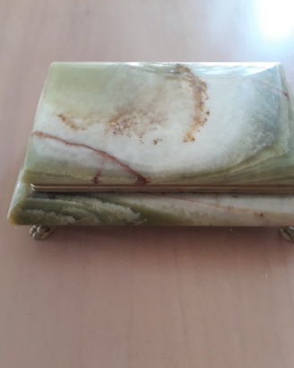 Scatola in onice su piedini