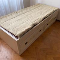 Coppia di letti singoli bianchi con cassettoni