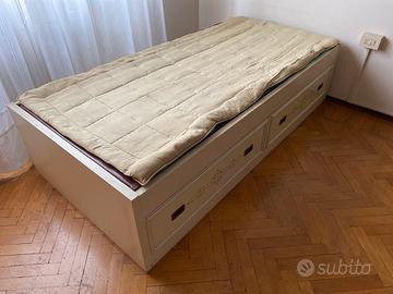 Coppia di letti singoli bianchi con cassettoni