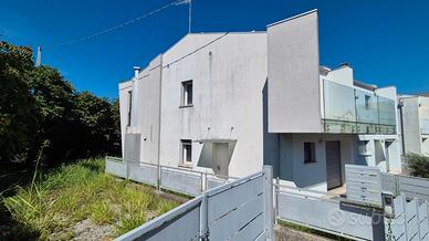 Porzione di bifamiliare al grezzo con 3 camere