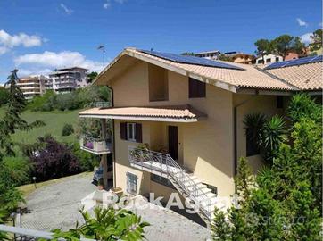 VILLA PLURIFAMILIARE CON AMPIO GIARDINO - CASOLI D