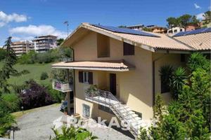 VILLA PLURIFAMILIARE CON AMPIO GIARDINO - CASOLI D