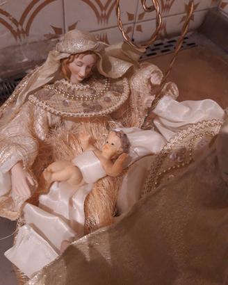 Presepe di stoffa e pupazzi di plastica 