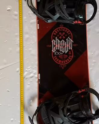 Tavola snowboard nuova mai usata con attacchi