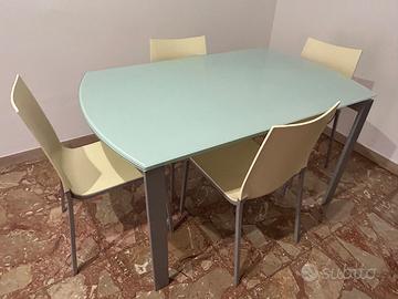 Tavolo moderno con sedie