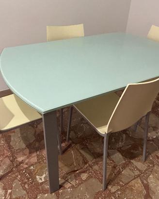 Tavolo moderno con sedie