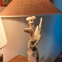 lampada da tavolo con legni di mare