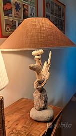 lampada da tavolo con legni di mare