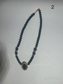 Collana di perle nere e verdi con pendente ovale