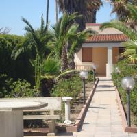 Villa fronte mare con ampio giardino e parcheggio