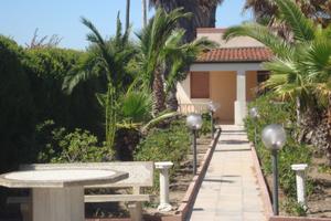 Villa fronte mare con ampio giardino e parcheggio