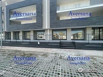 Locale commerciale con spazio antistante