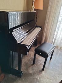 pianoforte verticale da muro nero con sgabello