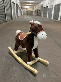 Cavallo a Dondolo in Legno