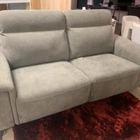Divano con doppio recliner elettrico