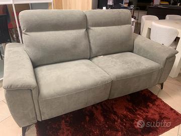 Divano con doppio recliner elettrico
