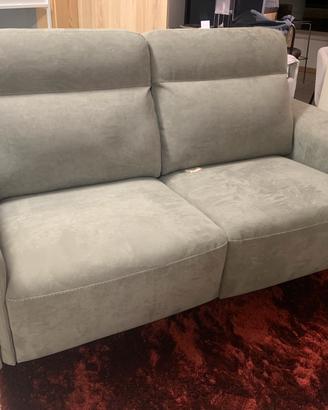 Divano con doppio recliner elettrico